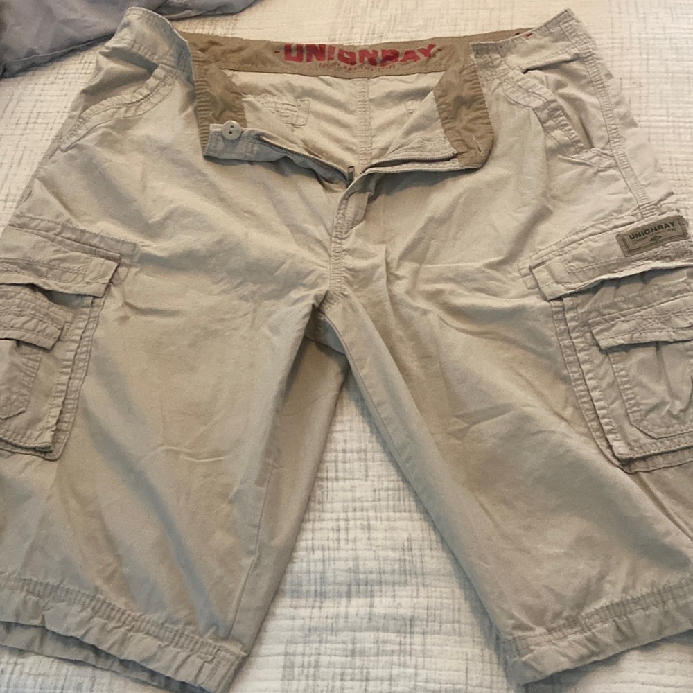 Men’s union bay cargo shorts.  Tan in color. Waist 44 in good condition